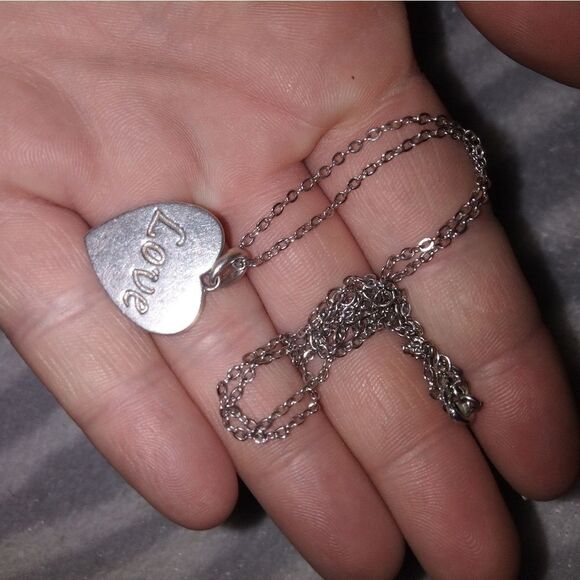 Long chain with a Sterling jwbr heart charm - Picture 6 of 6